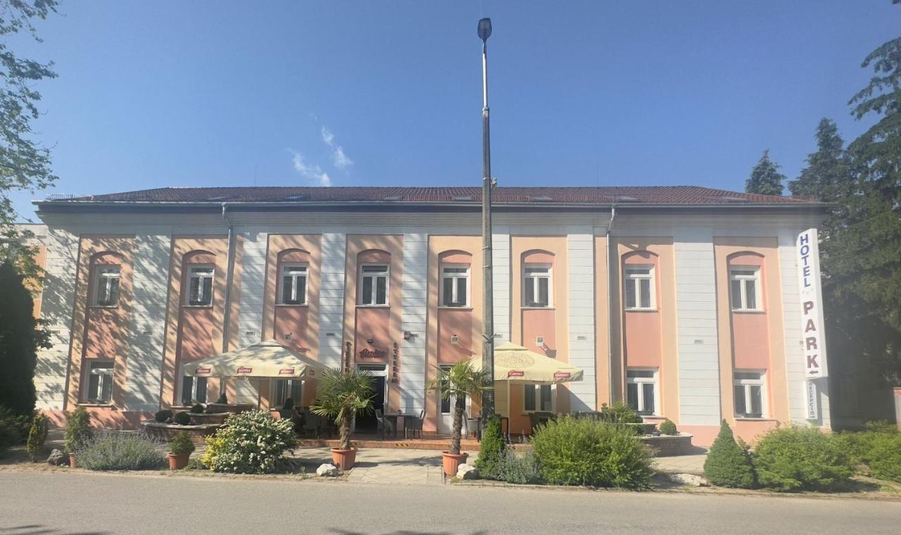 Park Hotel Nagyatád Екстериор снимка