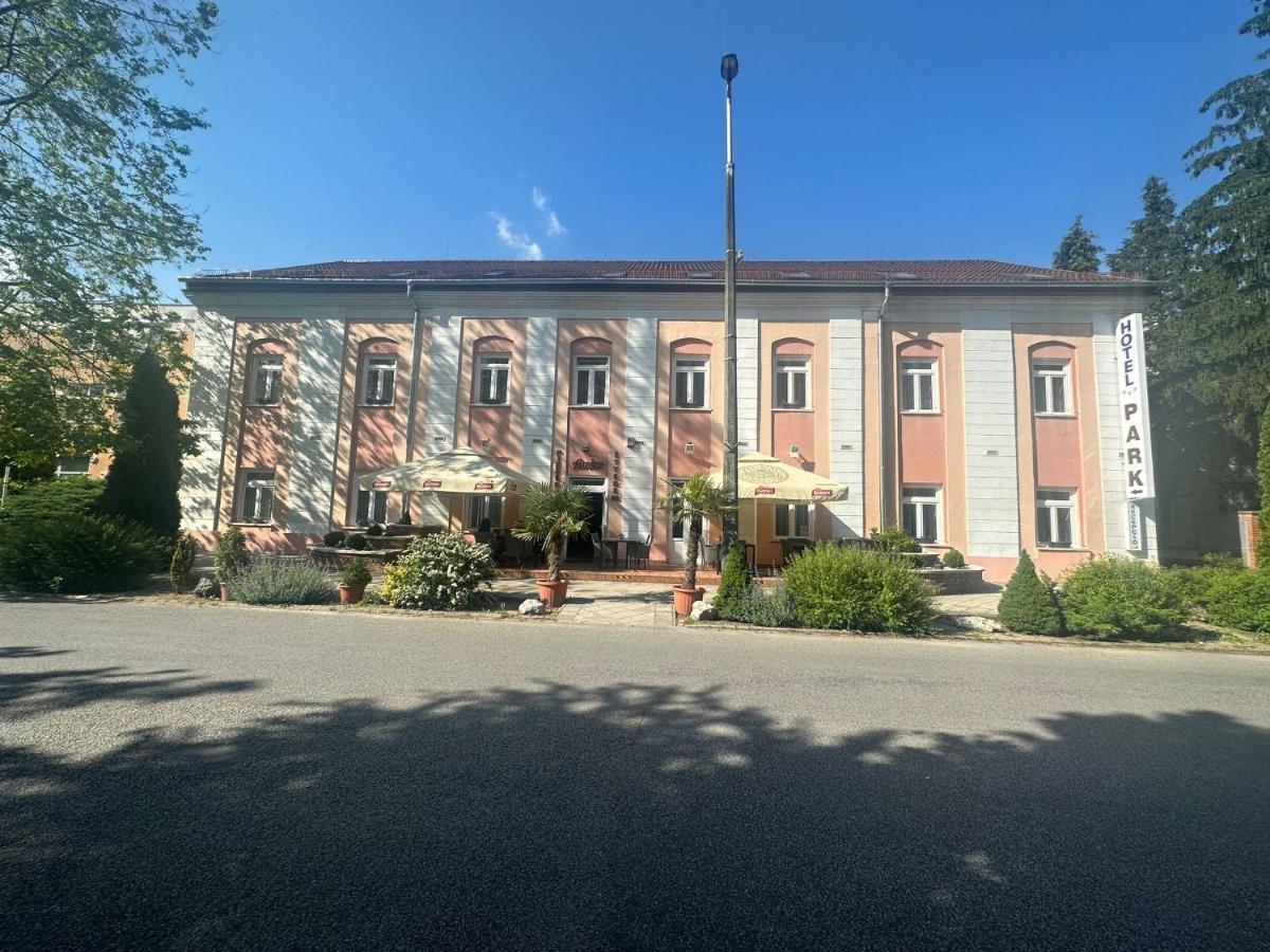 Park Hotel Nagyatád Екстериор снимка